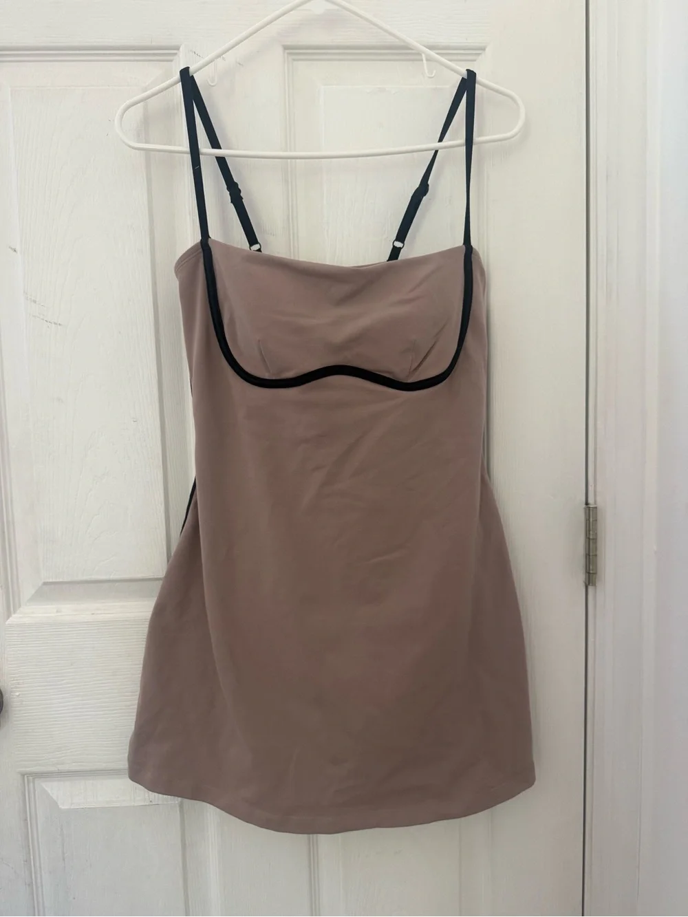 ALO Yoga Airbrush Streamlined Dres Taupe/Black